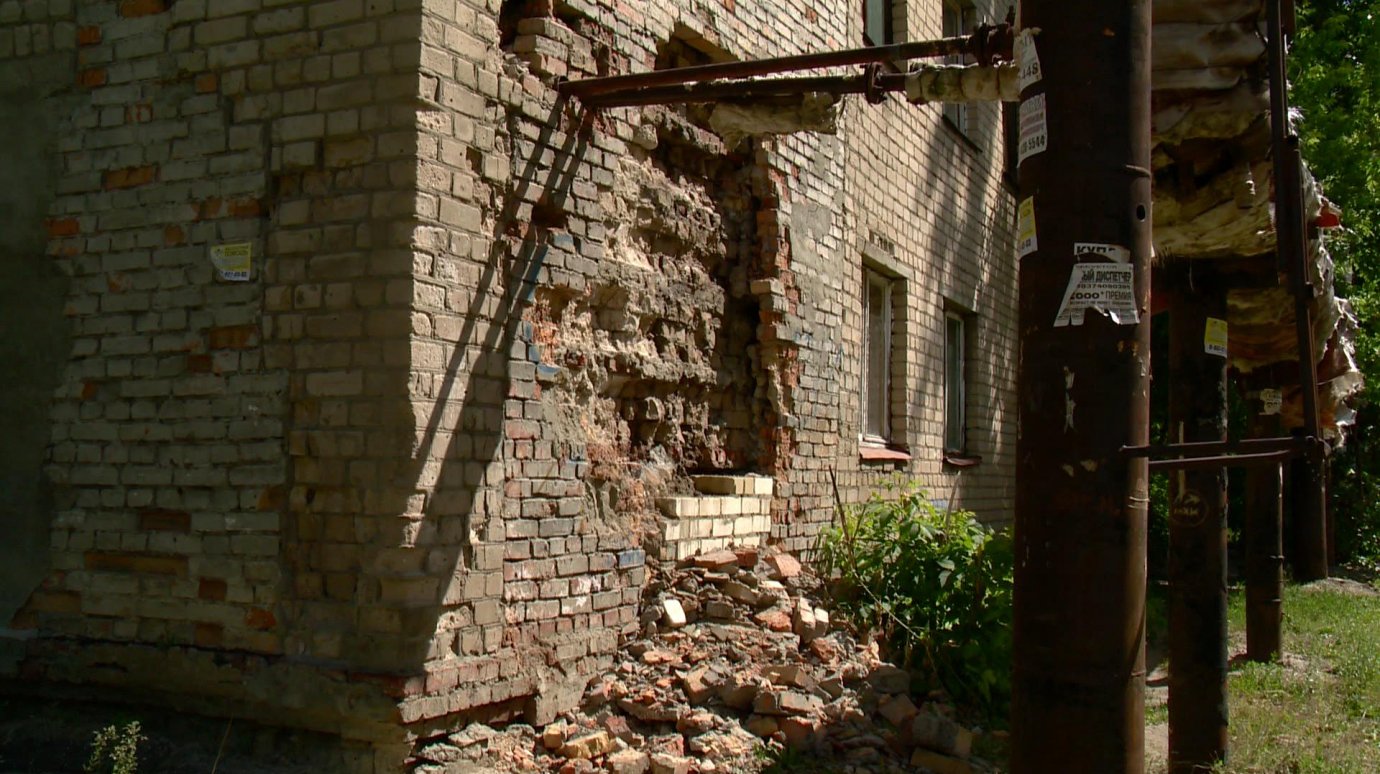 Стена дома на улице Дружбы, 15, разрушается под воздействием влаги
