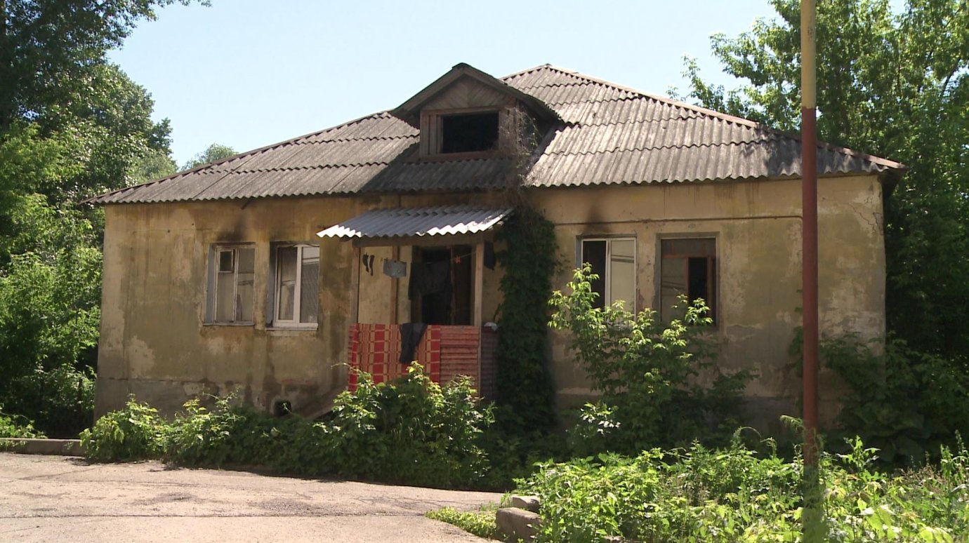 Специалисты выясняют причину пожара в жилом доме на ул. Зарубина
