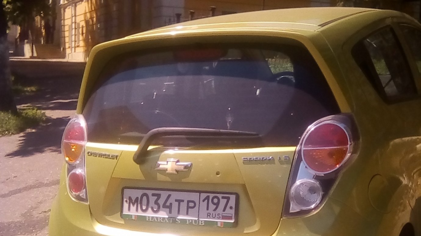 В Пензе на улице Володарского водитель оставил машину на тротуаре
