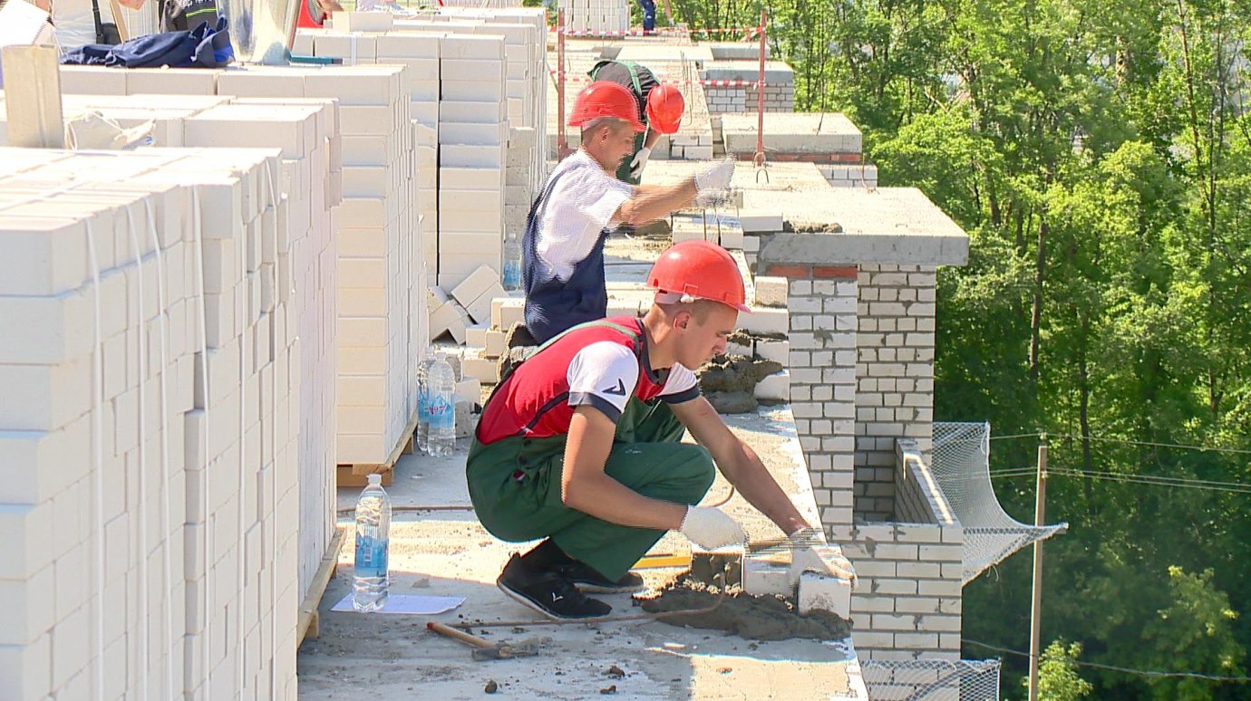 В Пензе 24 каменщика поучаствовали в конкурсе профессионального мастерства