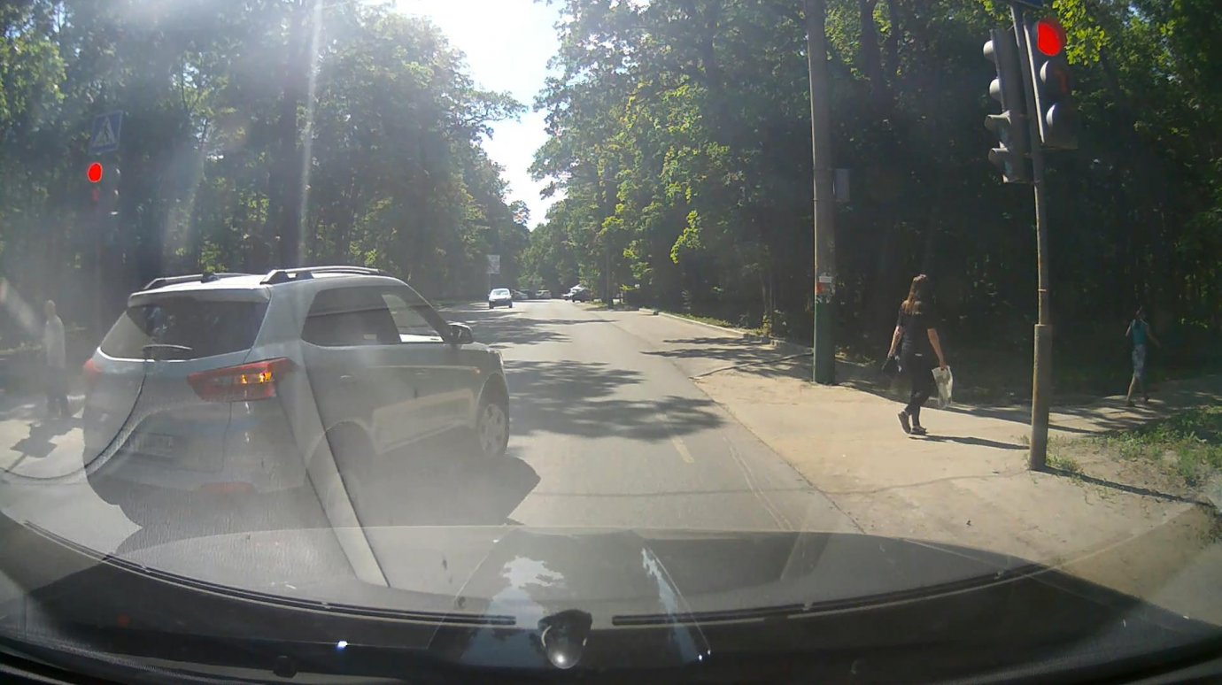 На улице Лермонтова водитель иномарки выехал на зебру на красный свет