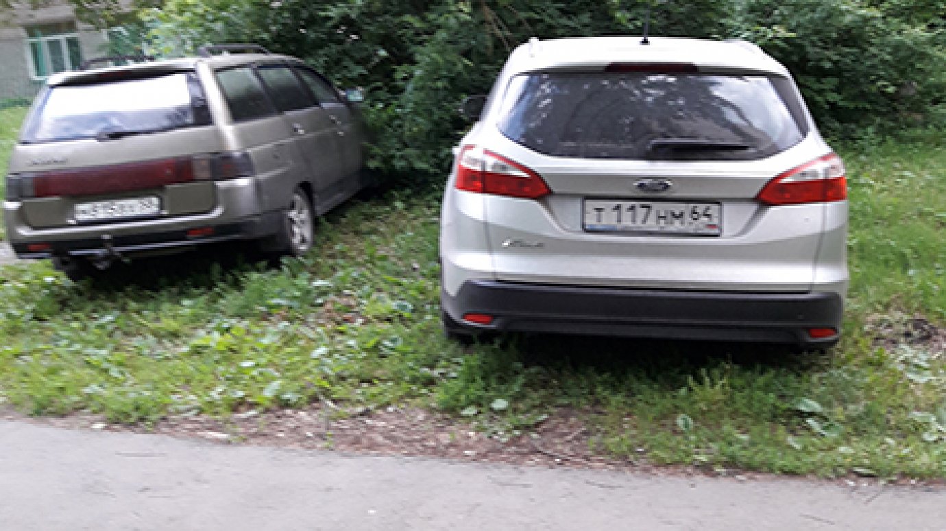 На улице Ульяновской водители оставили машины на газоне