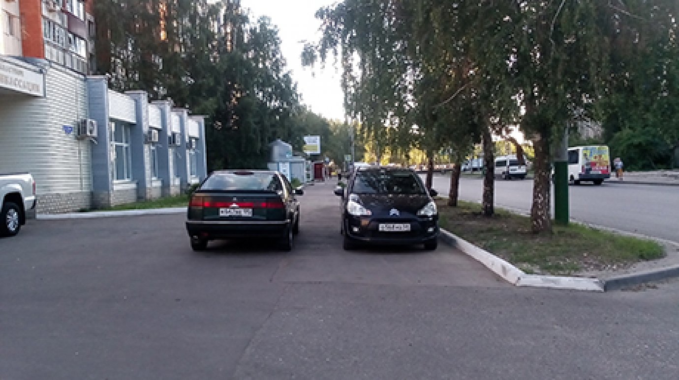 В Пензе на улице Мира два водителя припарковались на тротуаре
