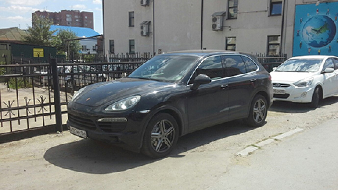 В центре Пензы водители Porsche и Hyundai припарковались на тротуаре
