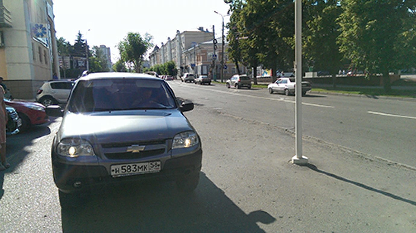 В Пензе водитель «Нивы» не съехал с тротуара, несмотря на пешеходов