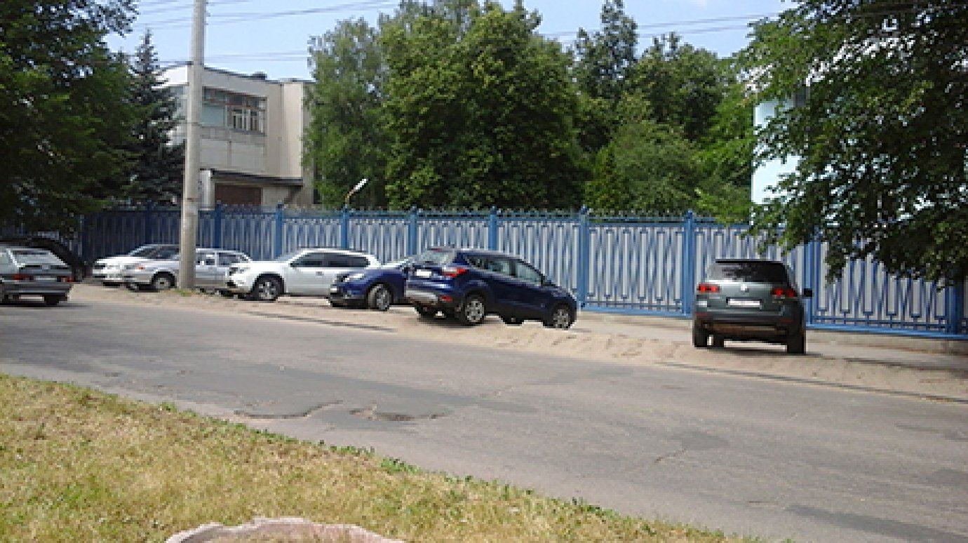В Пензе на улице Байдукова водители паркуются на газонах