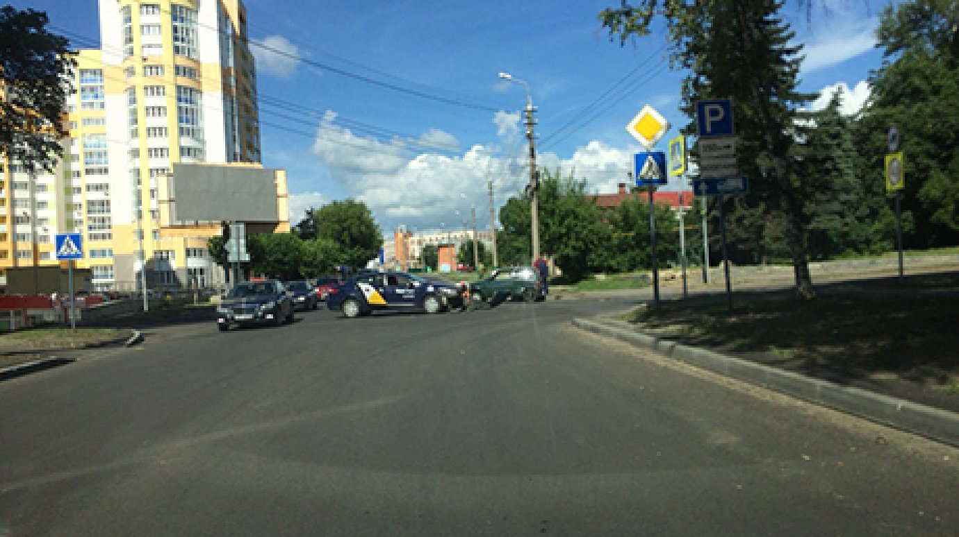 В Пензе на повороте с улицы Тамбовской на Красную столкнулись «Ока» и такси