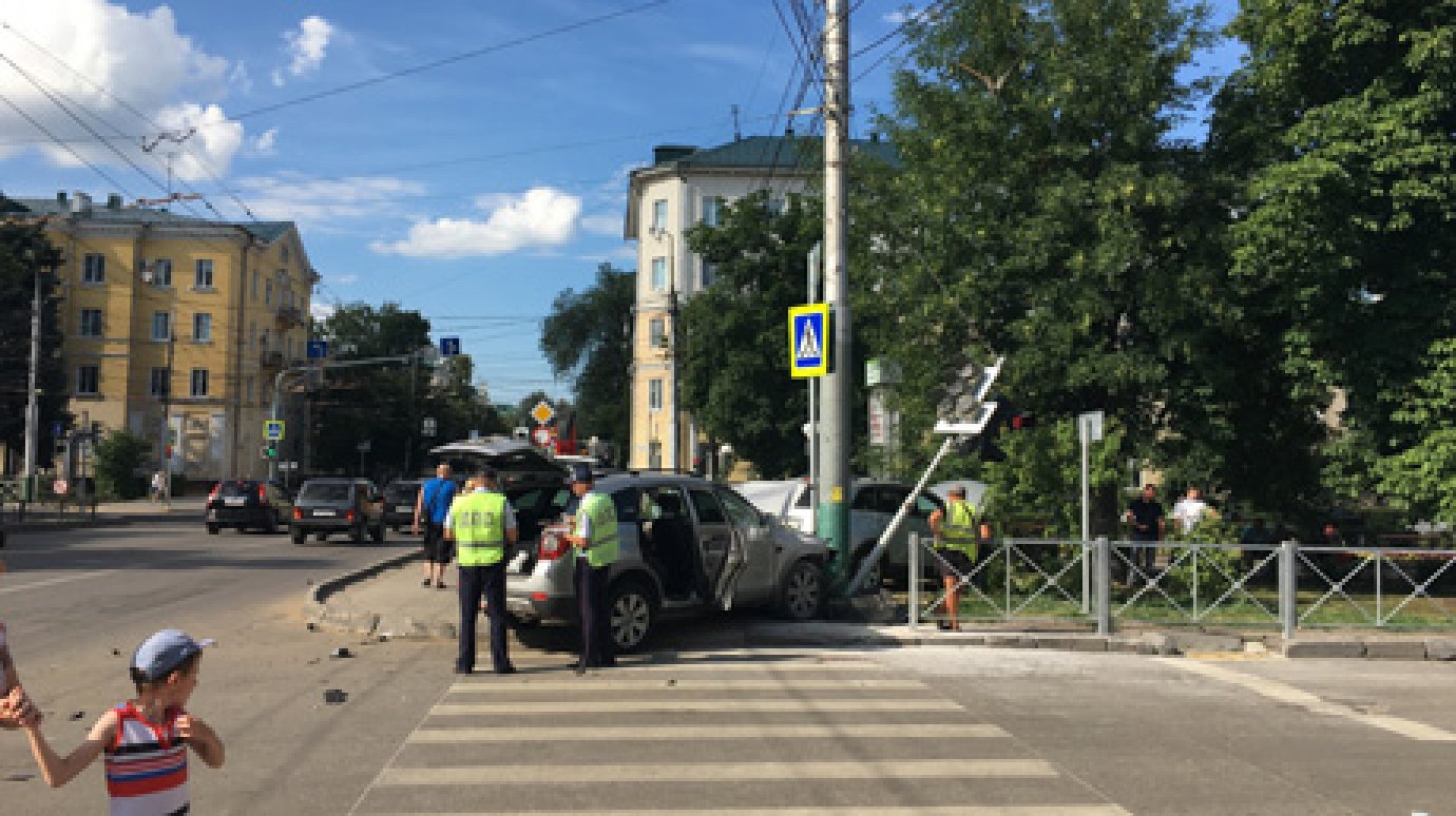 На перекрестке Пушкина и Володарского две машины вылетели на тротуар