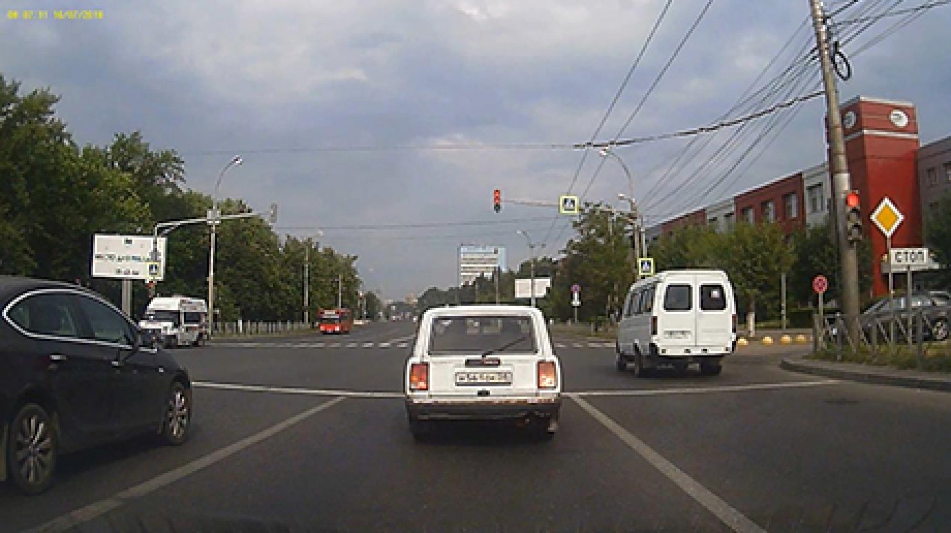 На пр. Победы водитель маршрутки № 75 проехал на красный свет