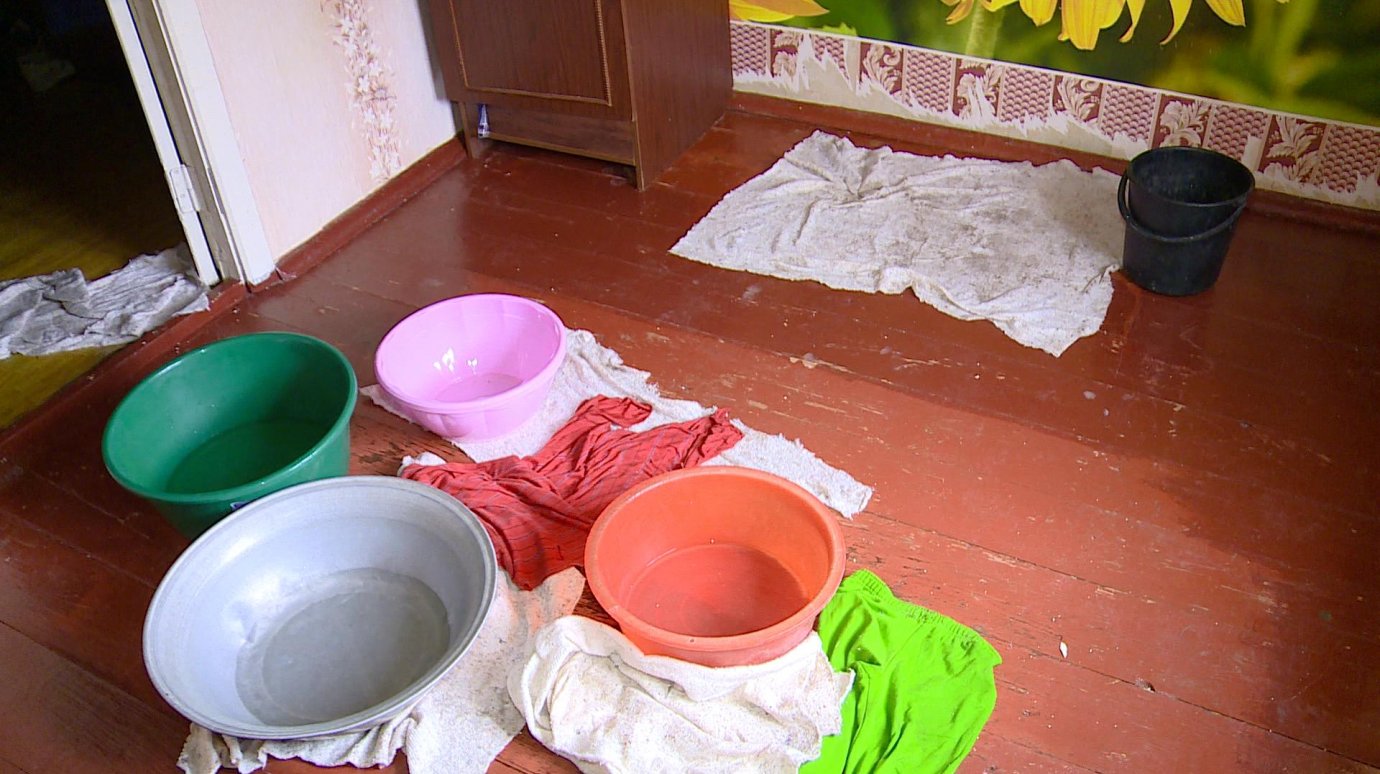 В Мокшане ремонтируемый дом оказался затоплен во время ливня