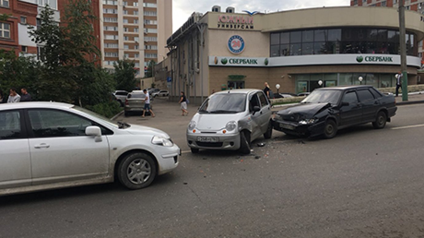 В Пензе на улице Калинина столкнулись Nissan, Daewoo и ВАЗ-2115