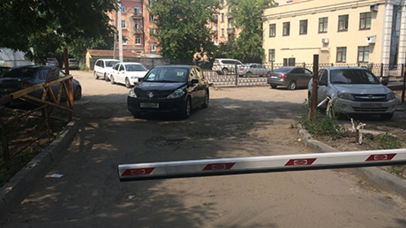 На улице Московской водитель Nissan припарковался перед шлагбаумом