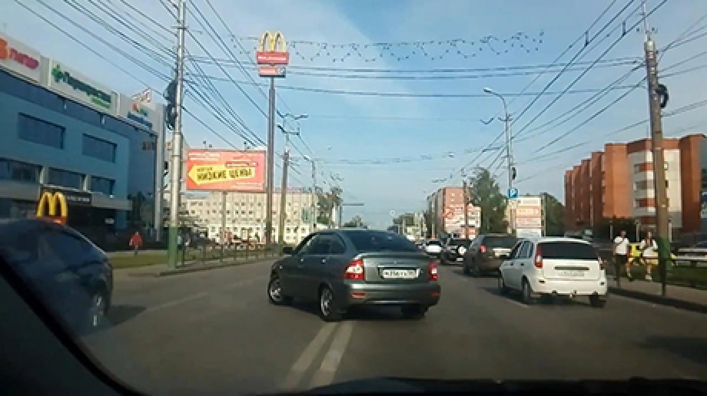 На улице Суворова водитель «Приоры» повернул через двойную сплошную