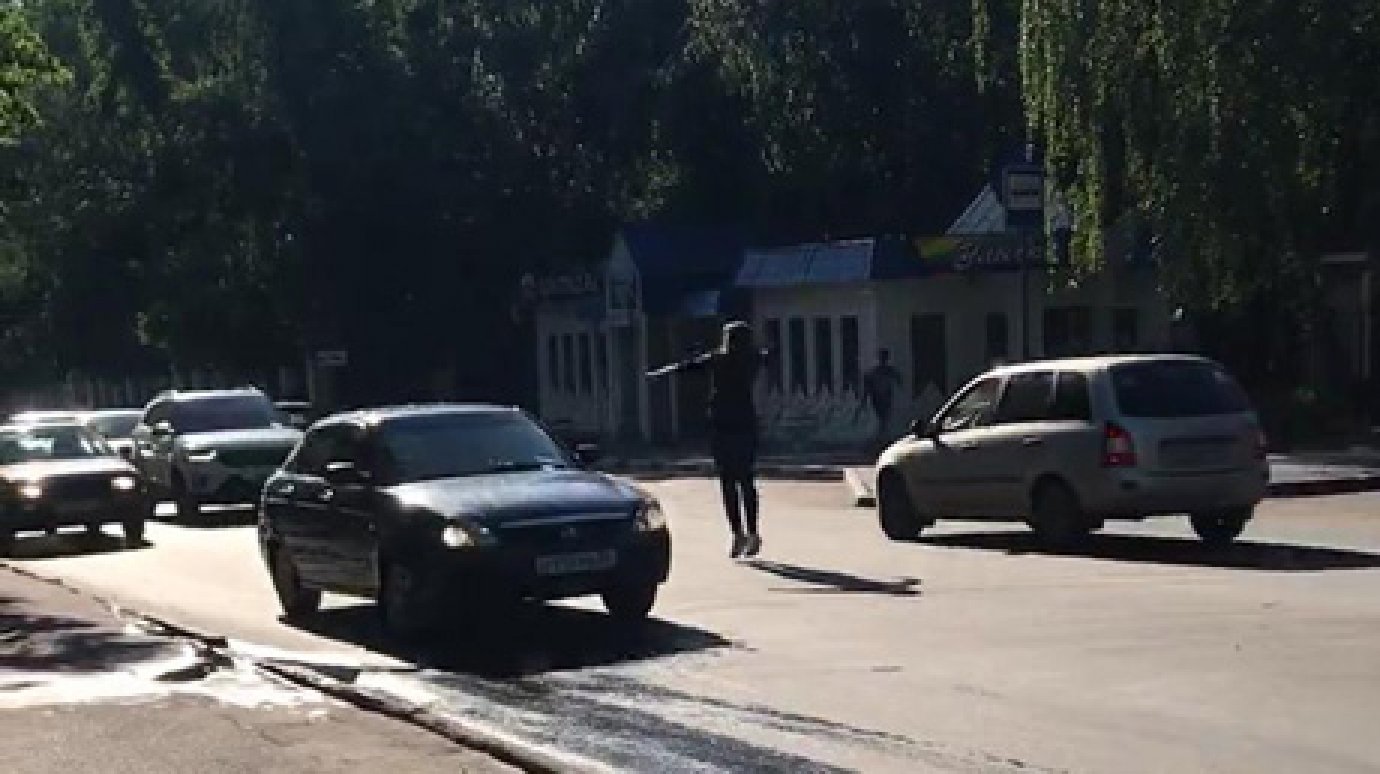 Пензячку, прыгающую перед машинами на ул. Лермонтова, сняли на видео
