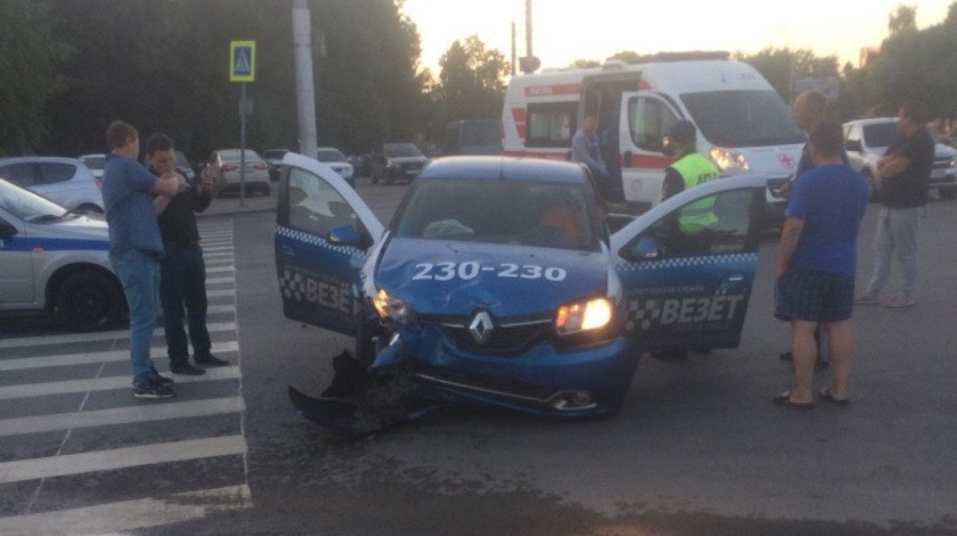 В Пензе столкнулись автомобили двух служб такси