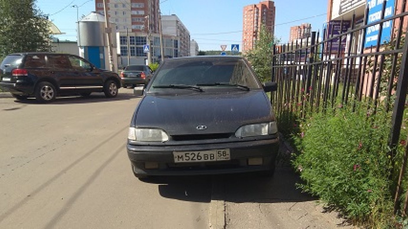 На проспекте Строителей автомобилист припарковал свой ВАЗ на тротуаре