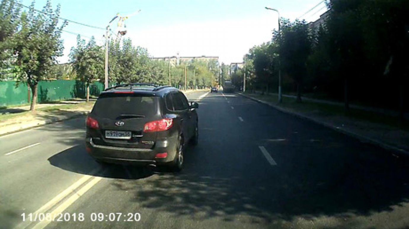 На Минской Hyundai обогнал попутную машину через двойную сплошную