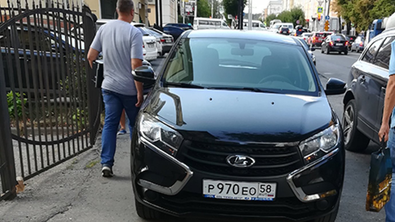 В Пензе водитель «Лады» припарковался на тротуаре улицы Максима Горького