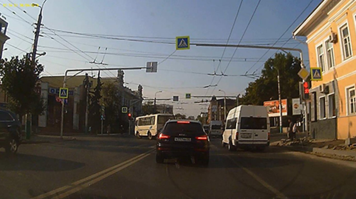 В Пензе на двух перекрестках автобус и маршрутка проехали на красный свет