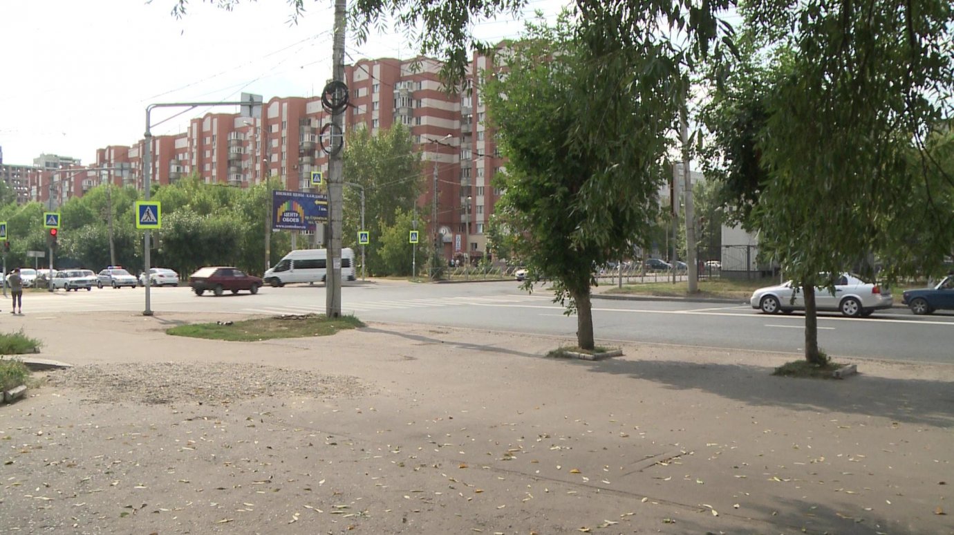 На ул. Тернопольской коммунальщики засыпали раскопанный асфальт щебнем