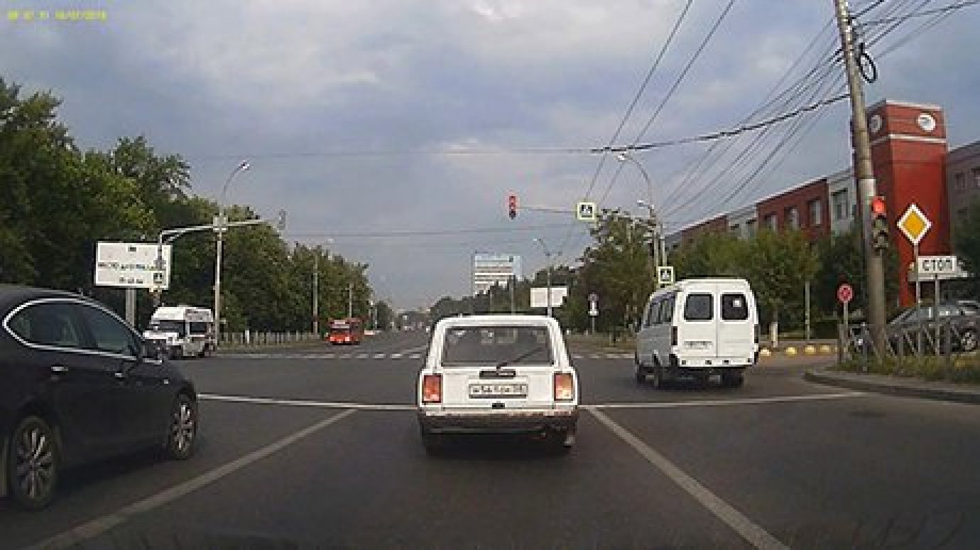 В Пензе оштрафовали проехавшего на красный свет водителя маршрутки
