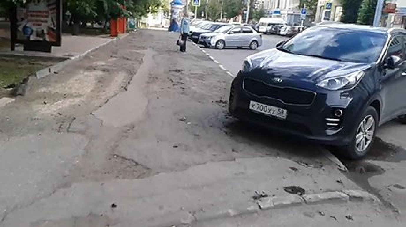 Водитель Kia Sportage заплатит 1 000 рублей за парковку на тротуаре