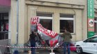 В Пензе сняли незаконные рекламные панно с торгового центра на ул. Чехова