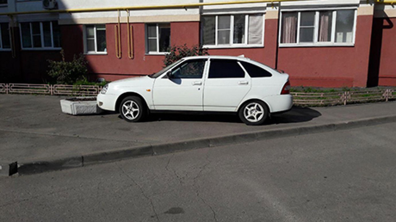 На улице Ворошилова водитель «Приоры» припарковался на тротуаре