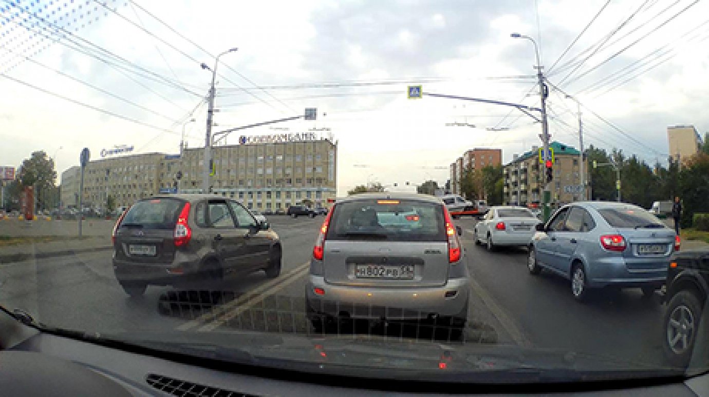 На улице Суворова водитель «Калины» проехал на красный свет