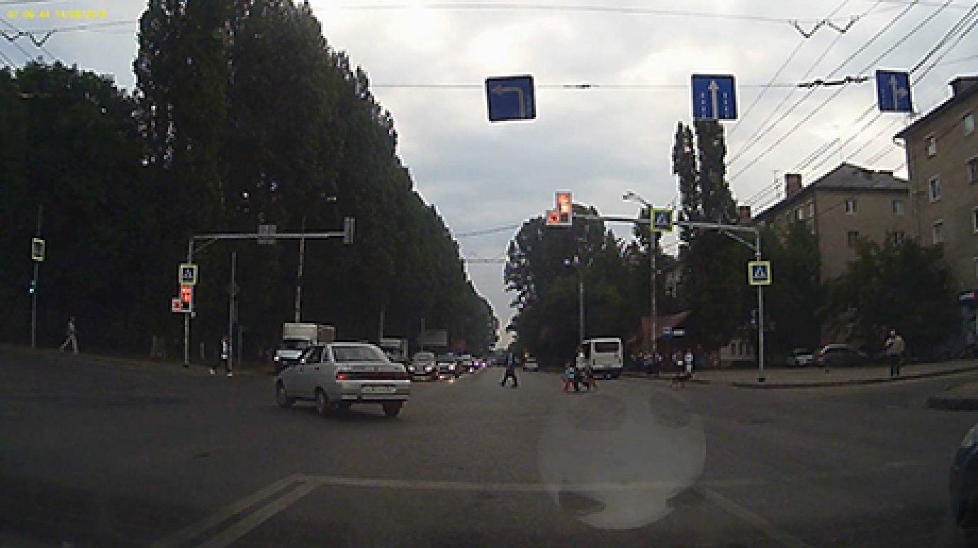 На улице Луначарского водитель ВАЗ-2110 проехал на красный свет