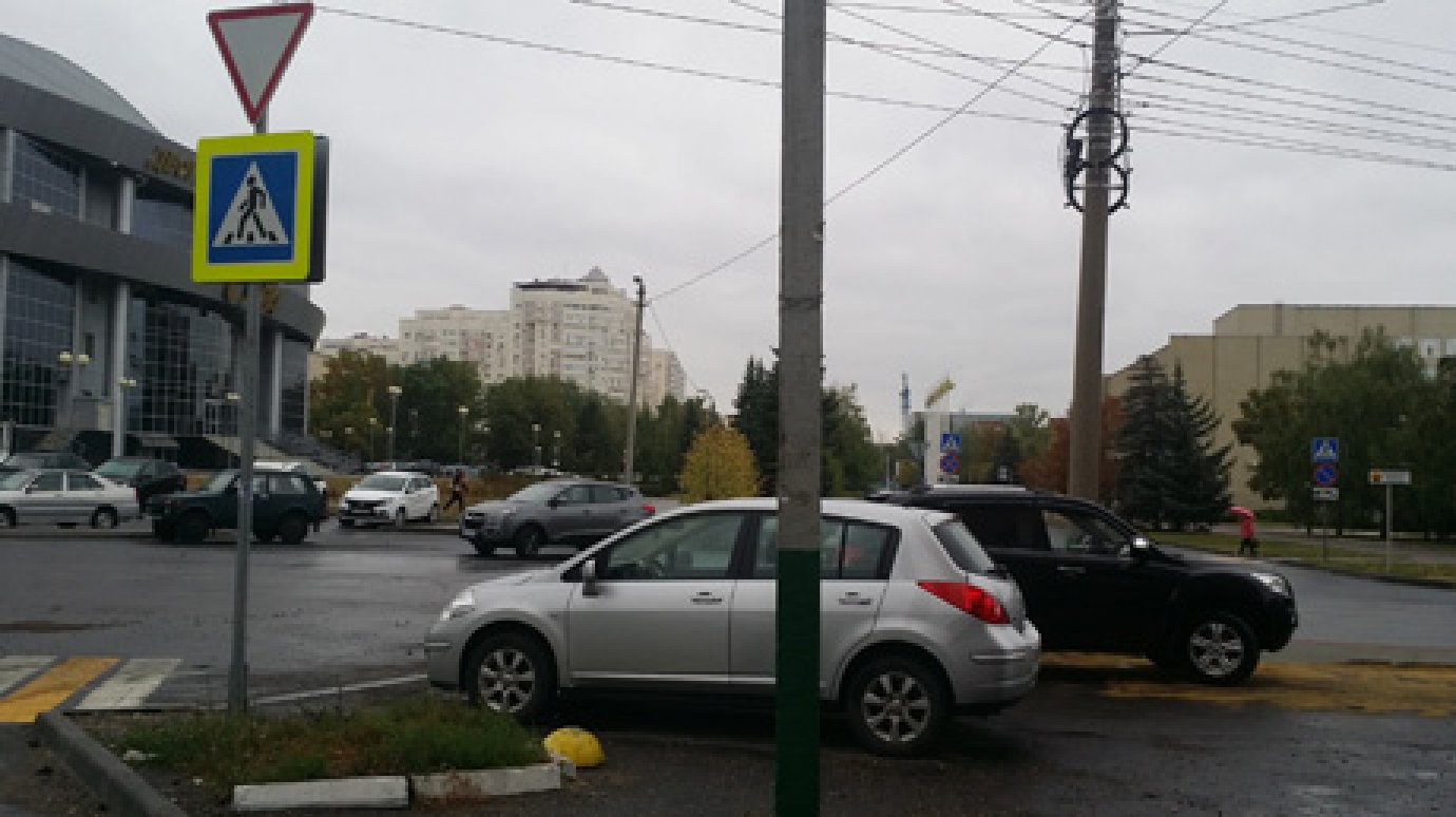 Пензенец снял машины, припаркованные с нарушениями на ул. Горького