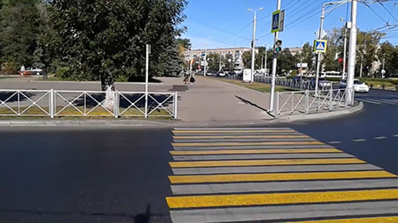 На улице Карпинского водитель Renault на светофоре не пропустил пешехода