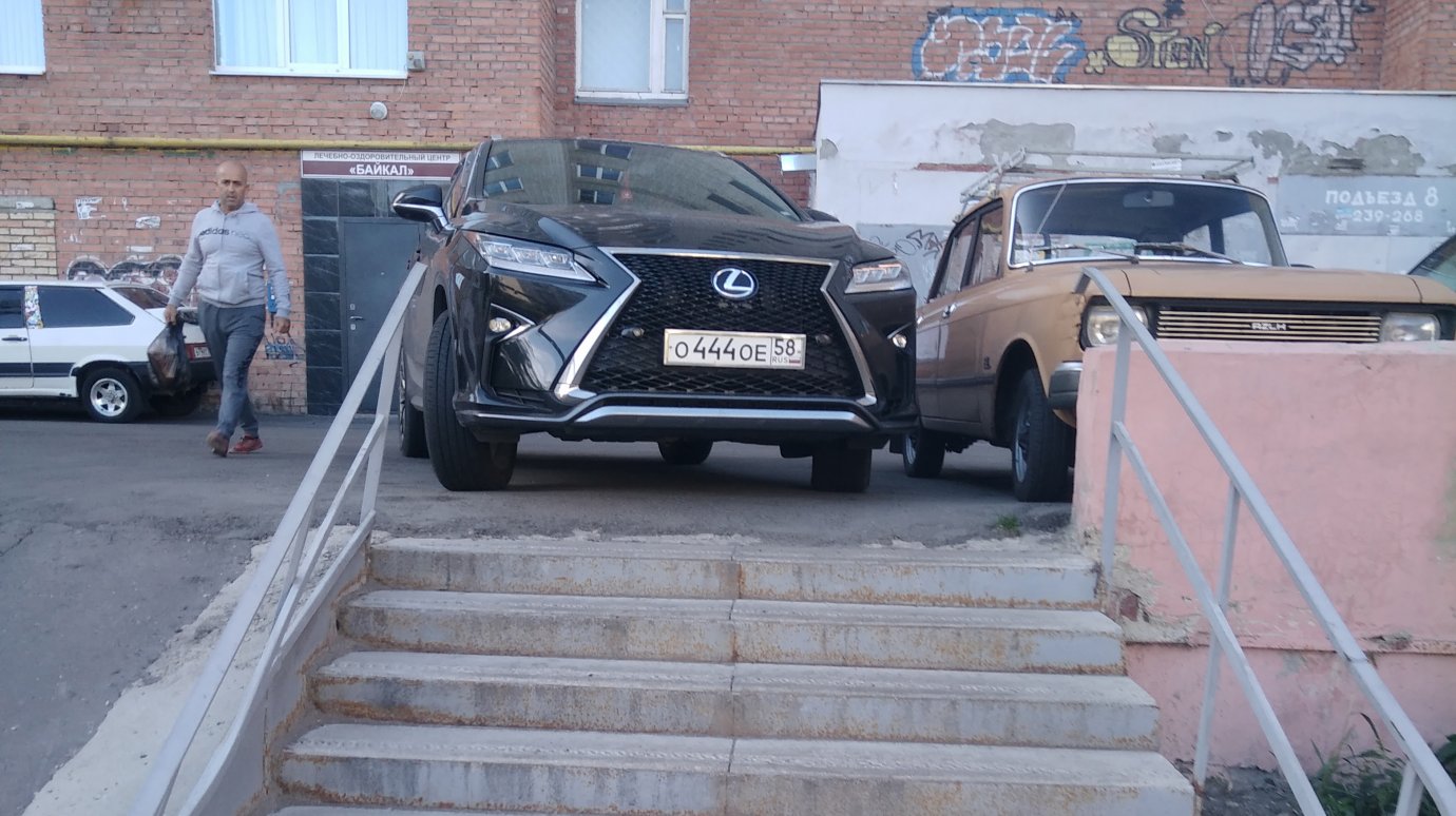На улице Кулакова водитель Lexus перекрыл пешеходную лестницу