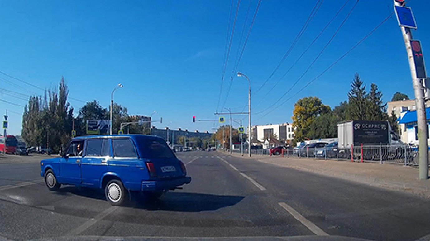 На ул. Луначарского водитель ВАЗ-2104 развернулся на красный свет