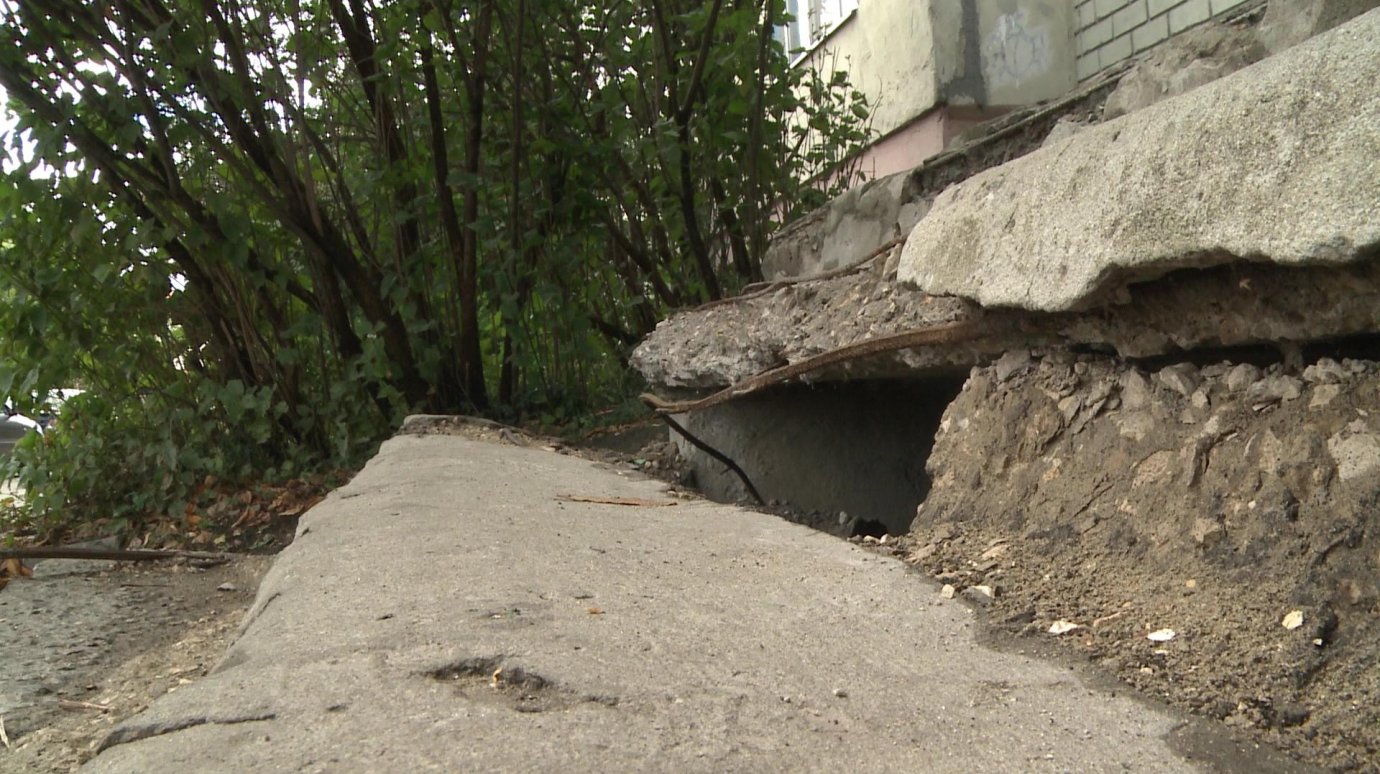 Жители дома № 8 на улице Тепличной настаивают на ремонте крыльца