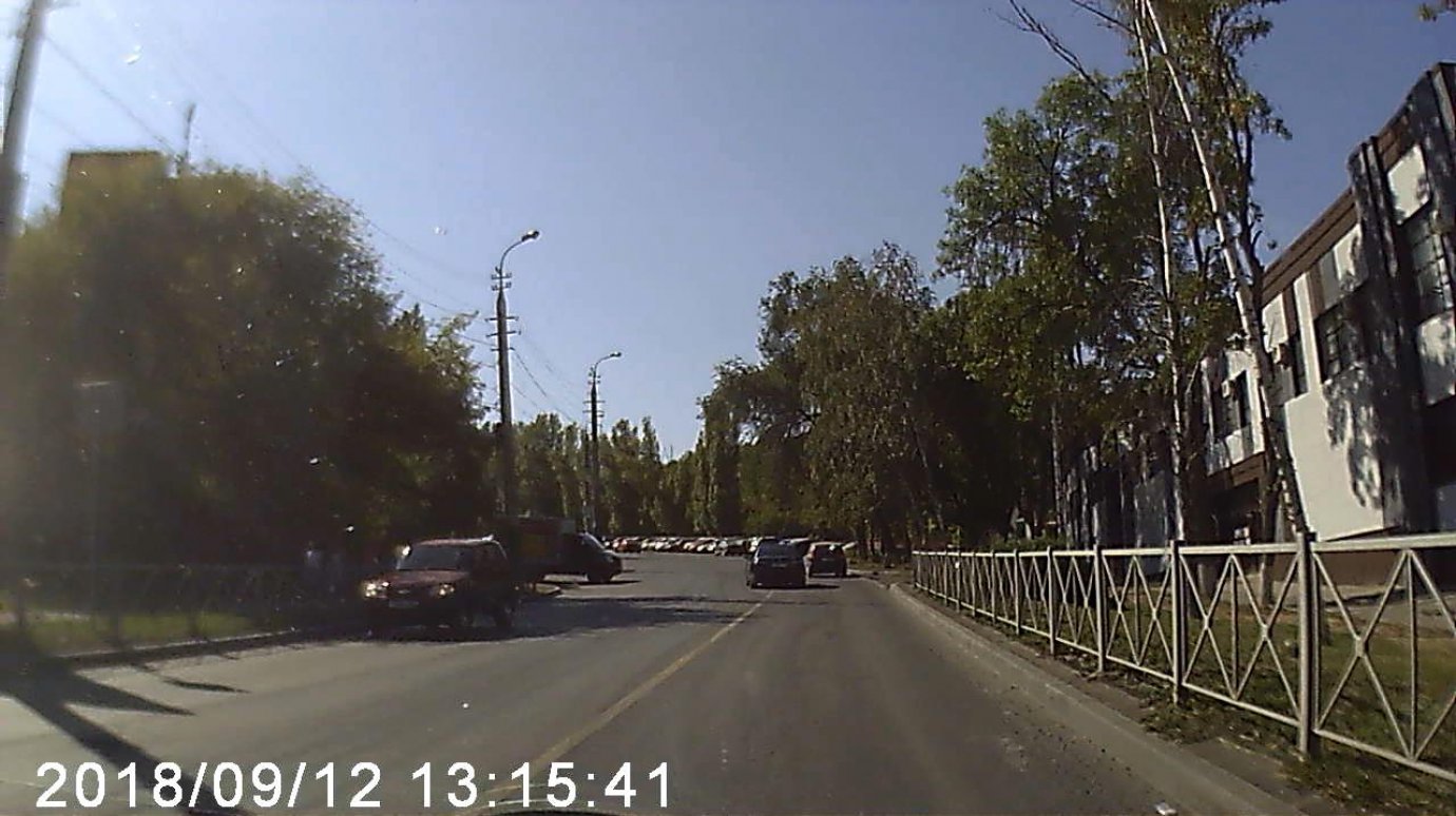 На улице Захарова в Пензе водитель Toyota Camry пересек сплошную