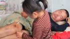 Маленькая девочка взяла на себя заботу о парализованном отце после побега матери