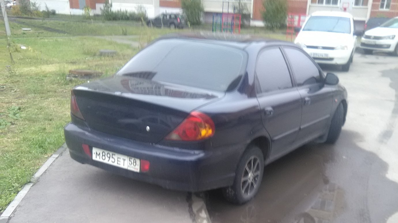 На улице Ладожской водитель Kia Spectra припарковал авто на тротуаре
