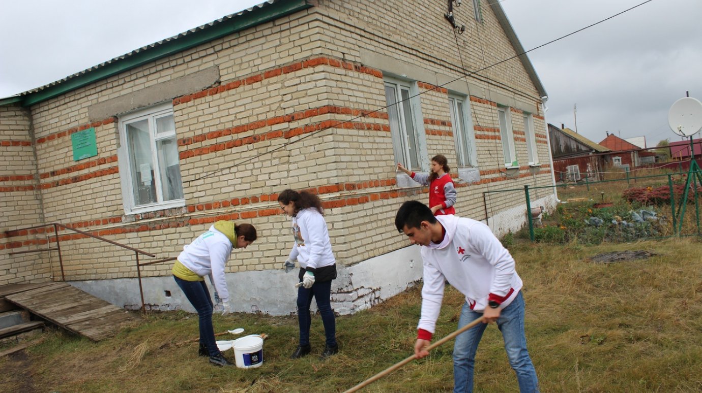 Волонтеры-медики помогли жителям Тамалинского района по хозяйству