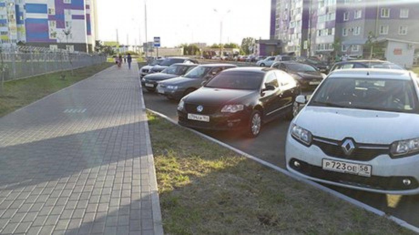 В Засечном оштрафовали водителей, парковавших машины на остановке