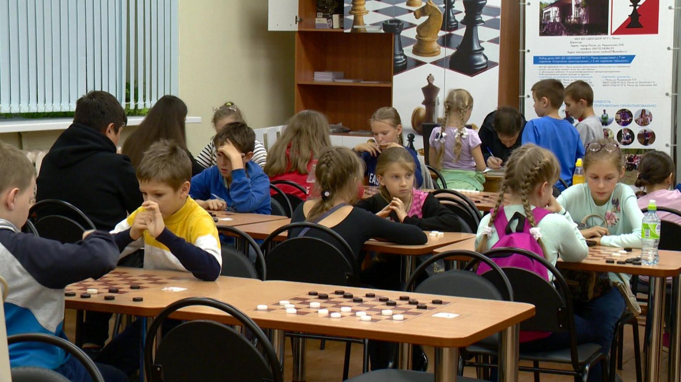 В спортивной школе № 7 проходит первенство города по быстрым шашкам
