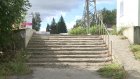 Пешеходы на улице Тепличной могут пострадать из-за разрушенной лестницы