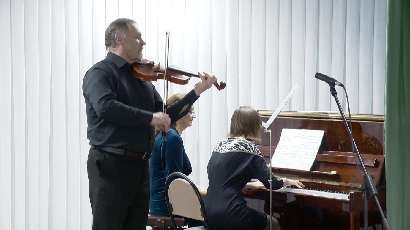 Преподаватели колледжа искусств дали концерт в областной библиотеке