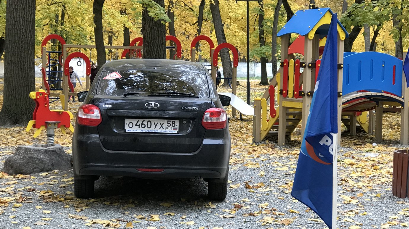 Водитель «Лады» припарковал авто на детской площадке Олимпийской аллеи