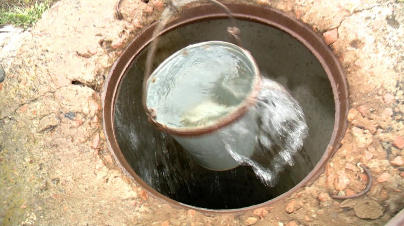 В совхозе «Серп и Молот» жителям приходится набирать воду из колодца