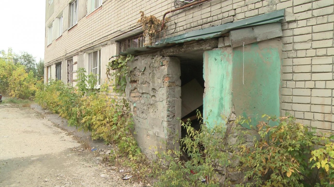 В доме № 12 на улице Бекешской затопило подвальное помещение