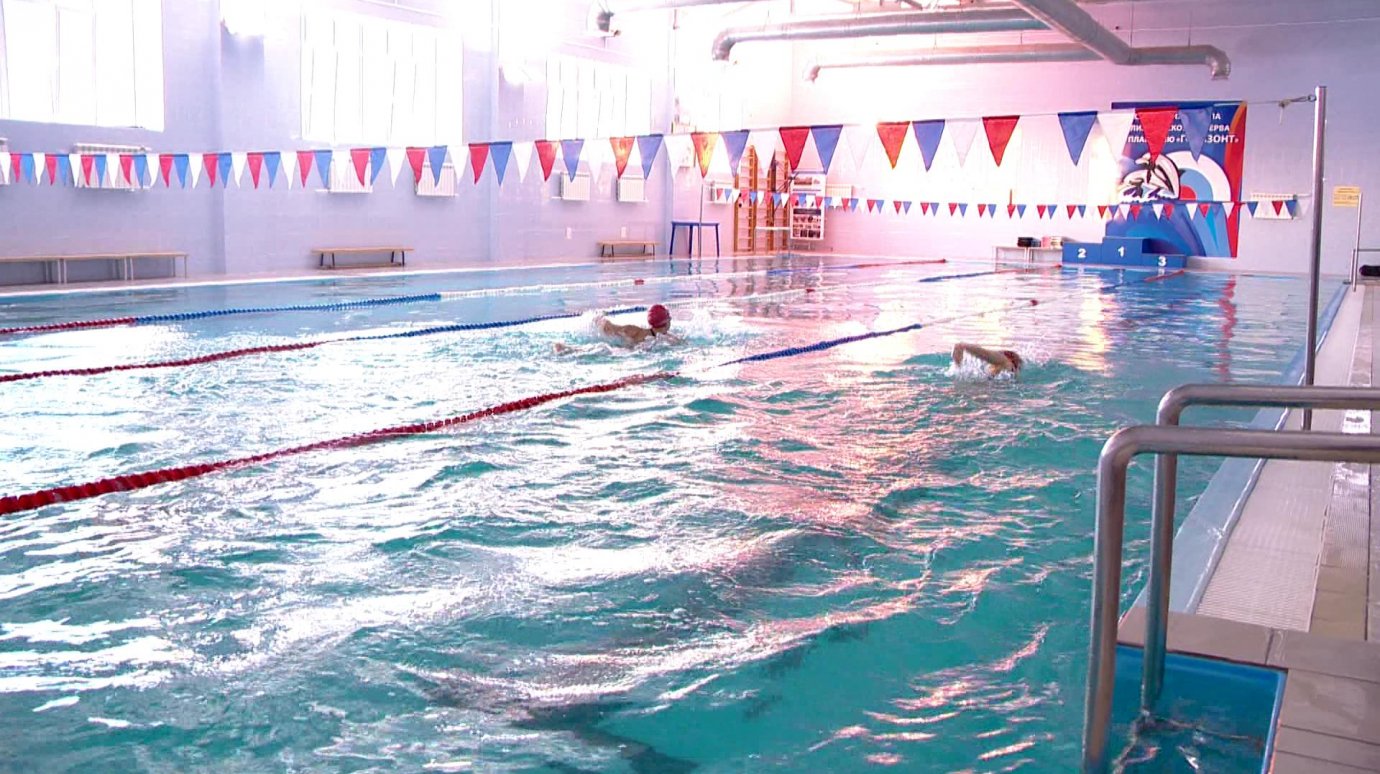 В бассейне «Горизонт» школьники сдали нормы ГТО по плаванию