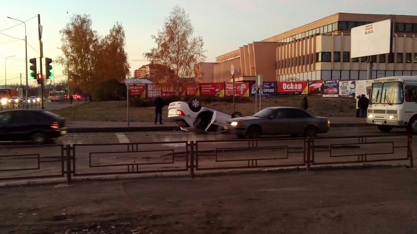На Суворова автомобиль «Яндекс.Такси» оказался на крыше после ДТП