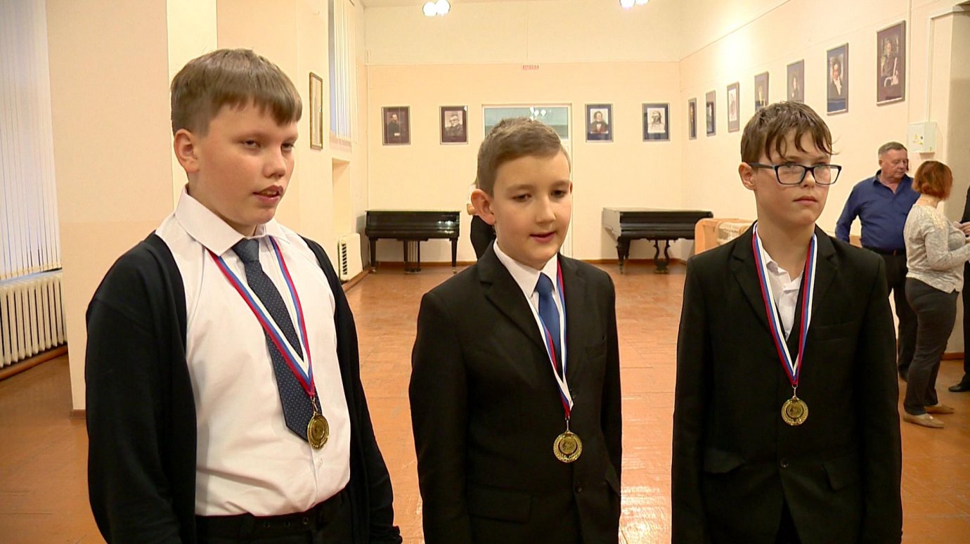 Юных гитаристов наградили медалями за выступление на фестивале