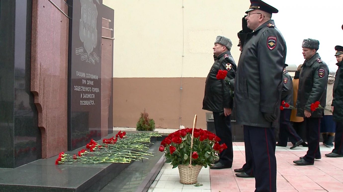 Пензенские полицейские почтили память погибших при исполнении долга